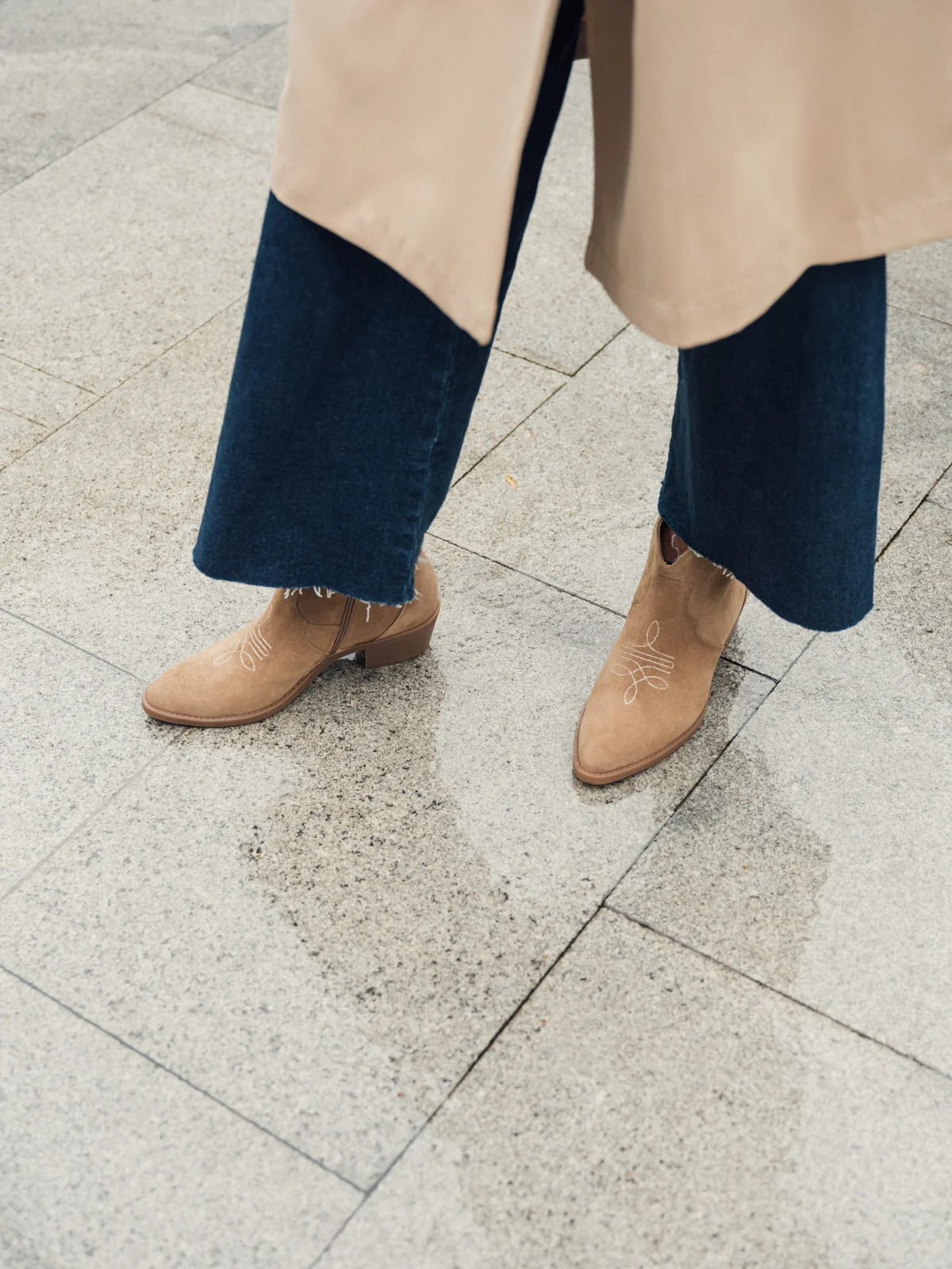 Beżowe botki typu kowbojki z dekoracyjnym haftem