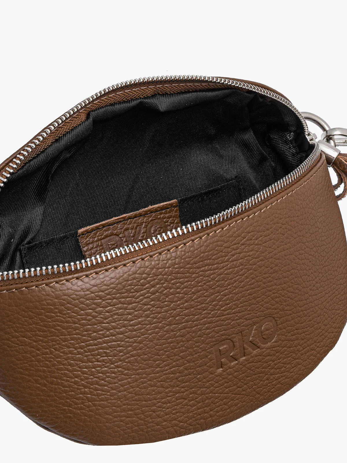 Brązowa torebka typu nerka z frędzlem