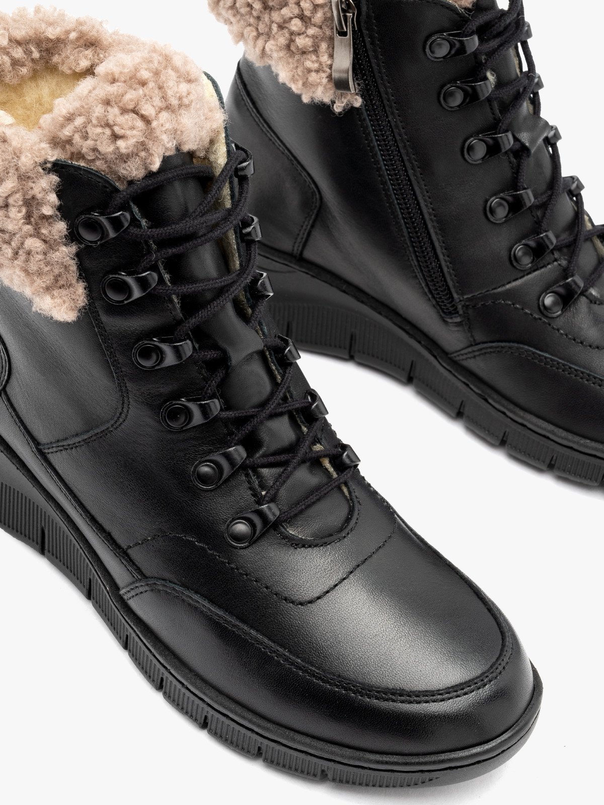 Czarne trzewiki damskie ocieplane kożuchem naturalnym