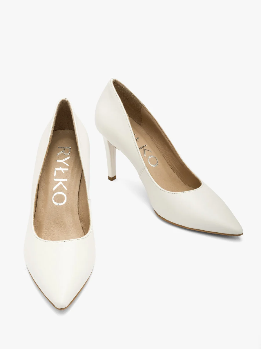 Białe czółenka na szpilce