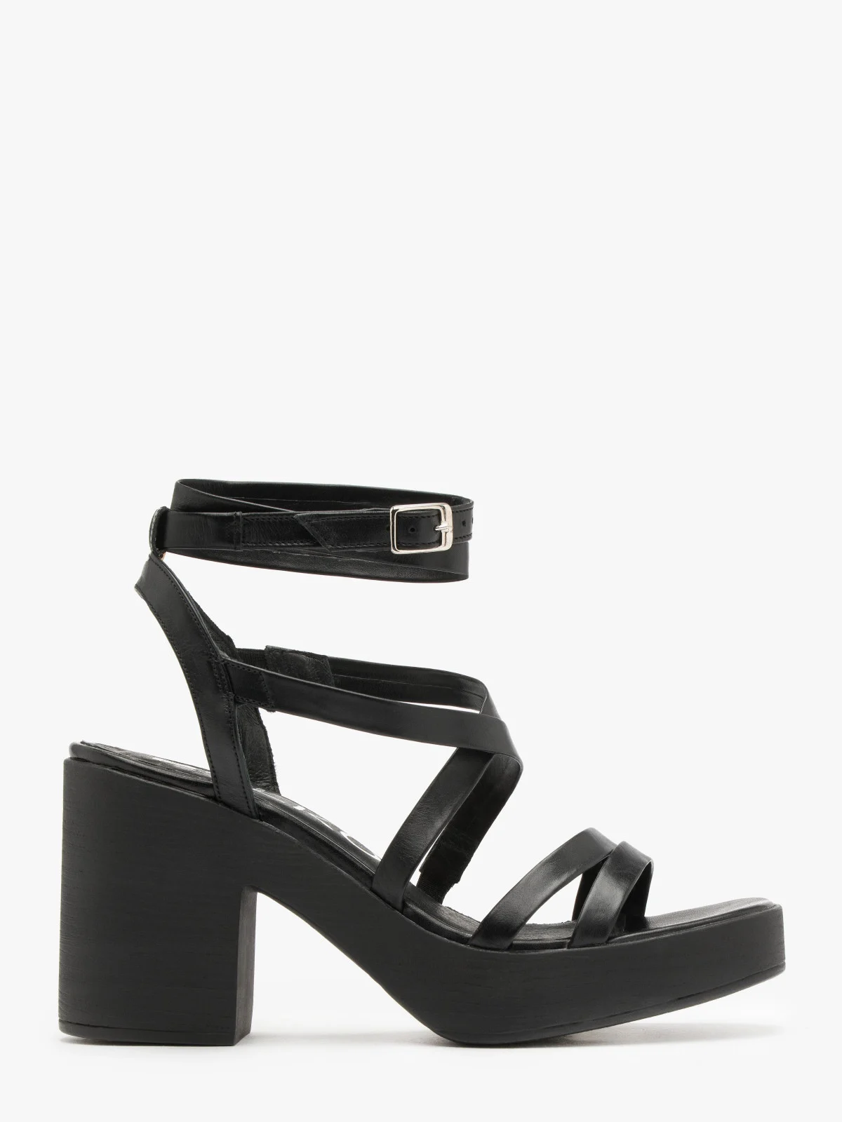 Czarne sandały z ozdobnymi paseczkami