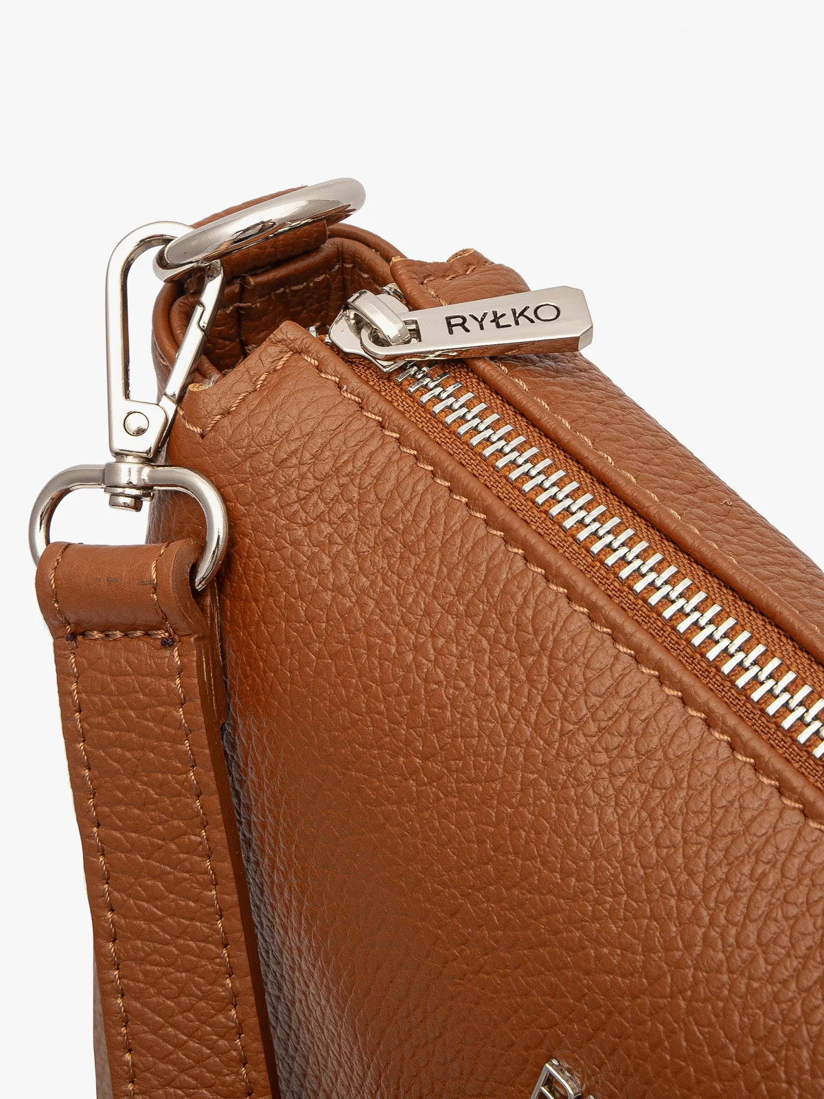 Ruda torebka z regulowanym paskiem