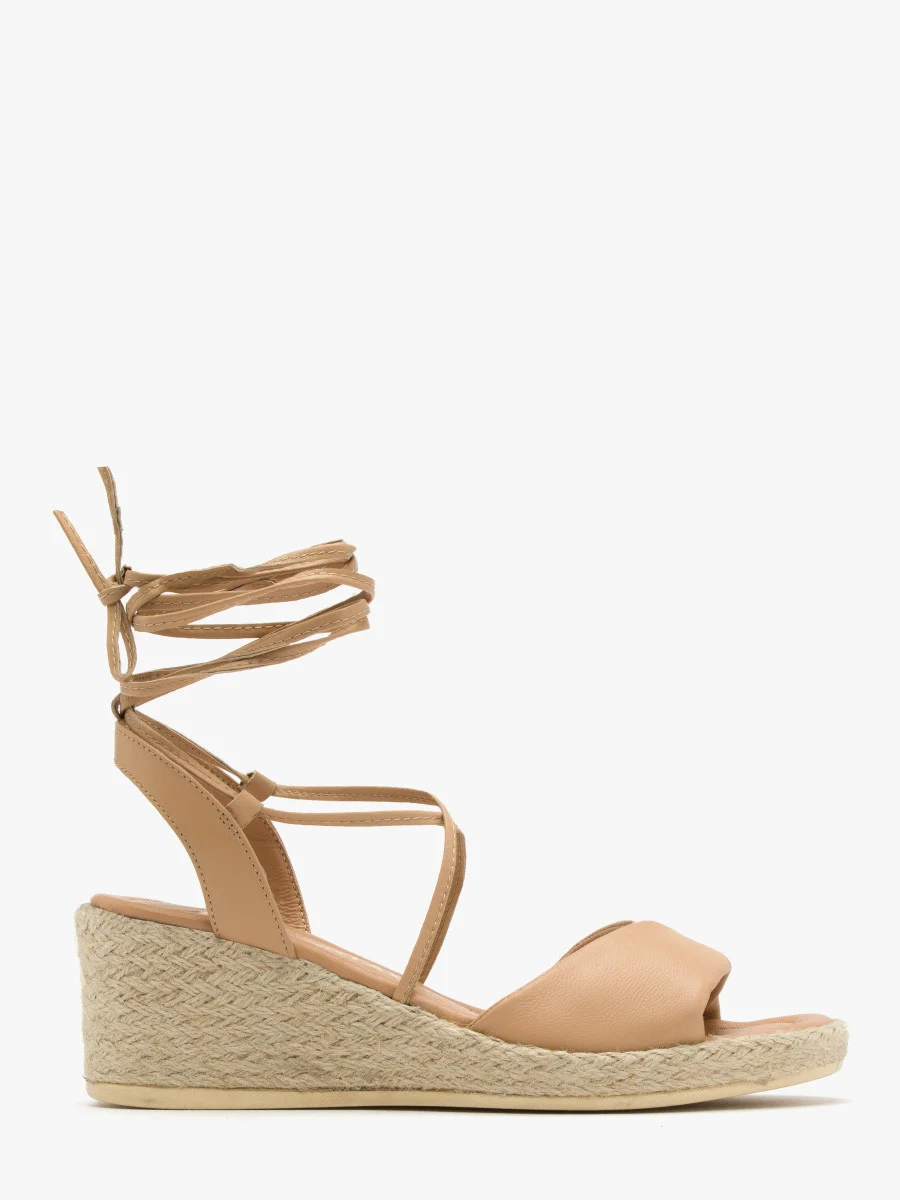 Beżowe sandały na koturnie