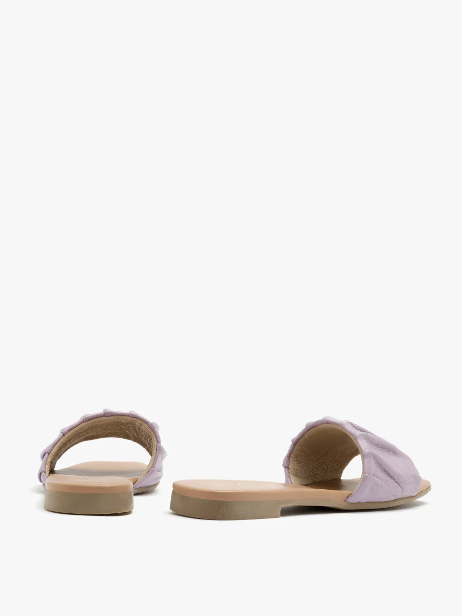 Liliowe klapki z marszczoną cholewką