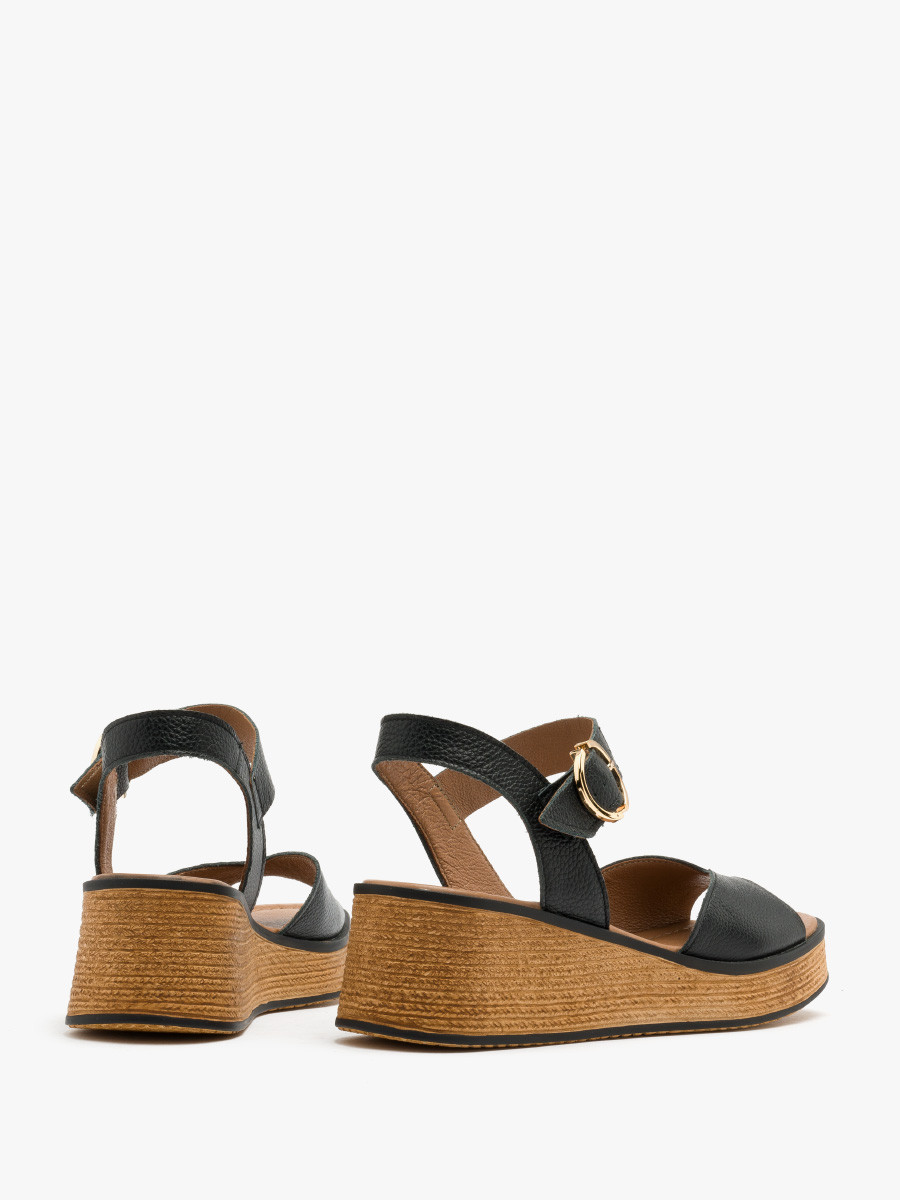 Czarne sandały na platformie