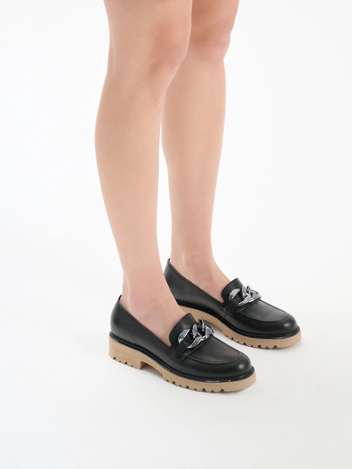 Czarne mokasyny z ozdobnym łańcuchem