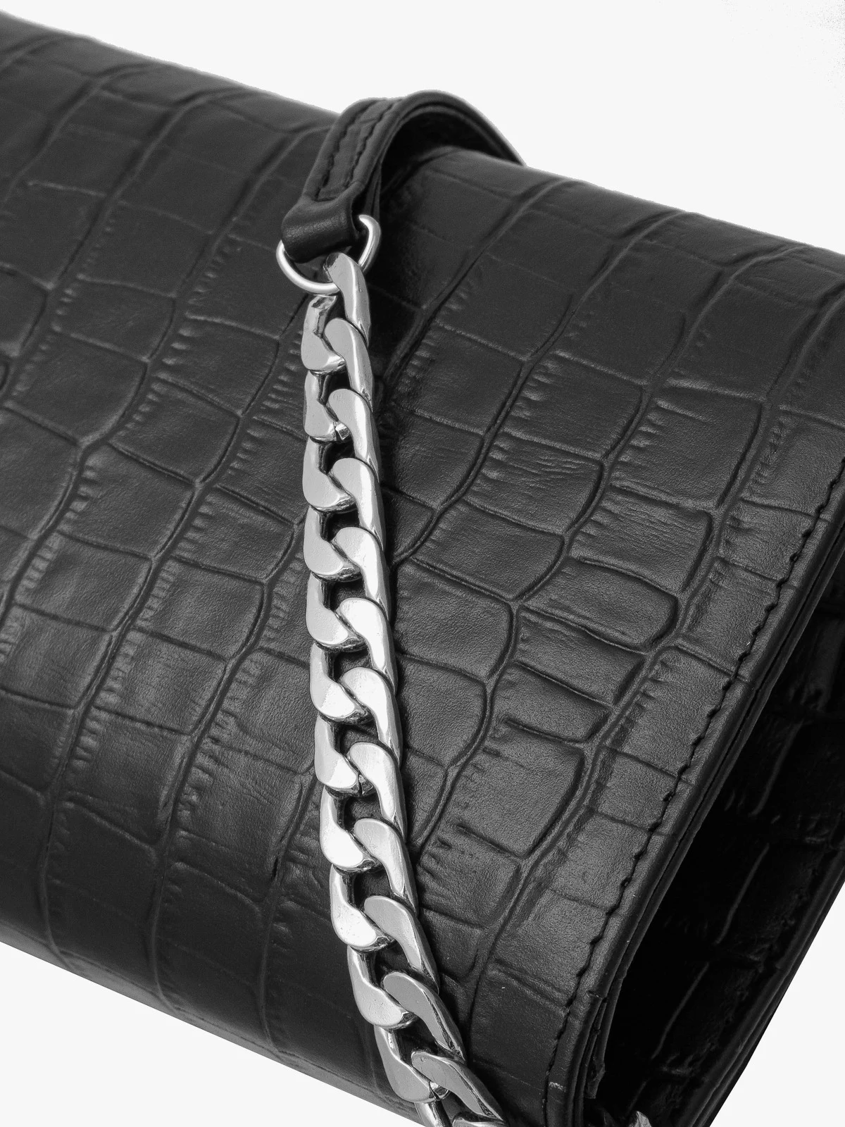 Elegancka, czarna torebka z ozdobną fakturą