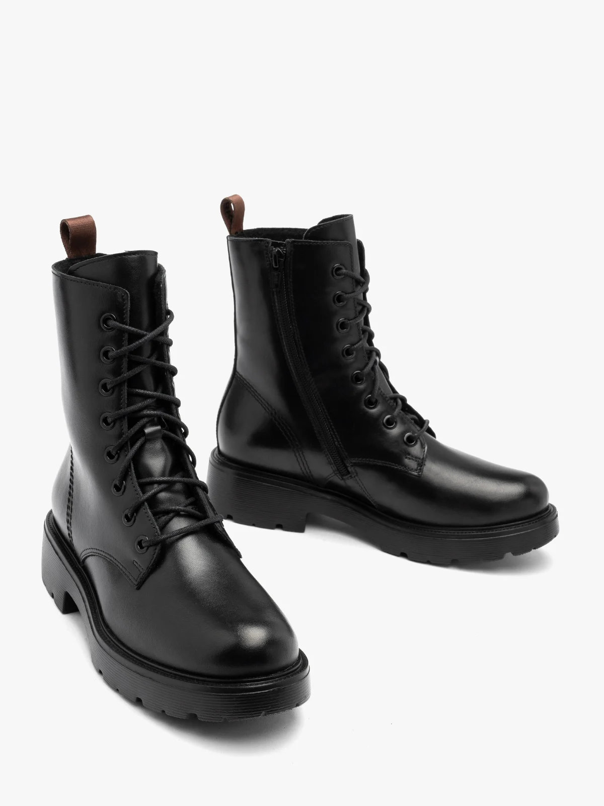 Klasyczne, czarne trzewiki na lekkim spodzie