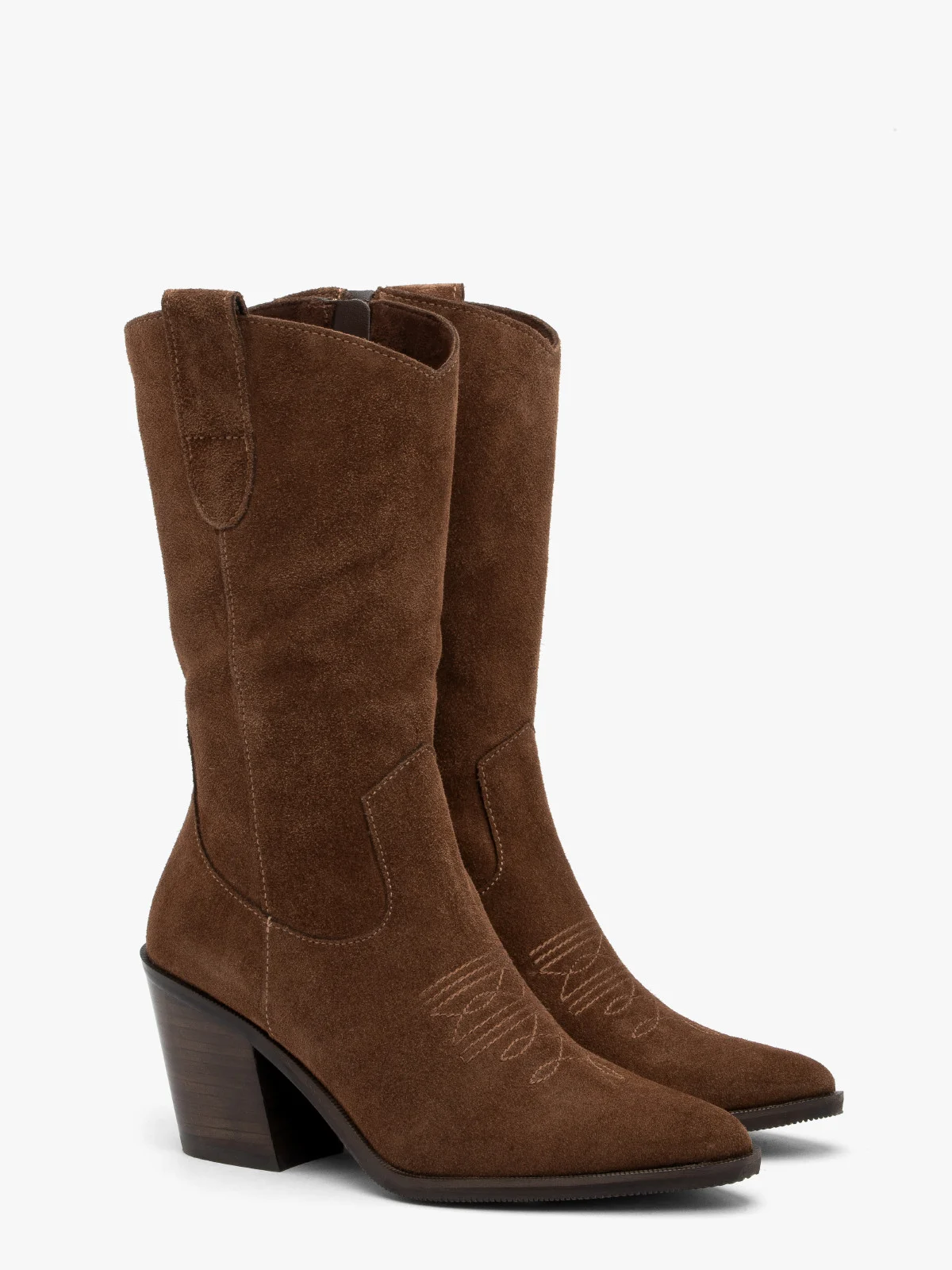 Brązowe kozaki typu kowbojki z cholewką do połowy łydki