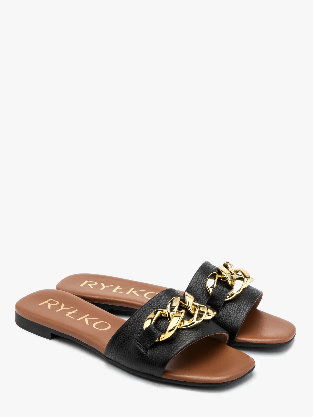 Czarne klapki ze złotym łańcuchem
