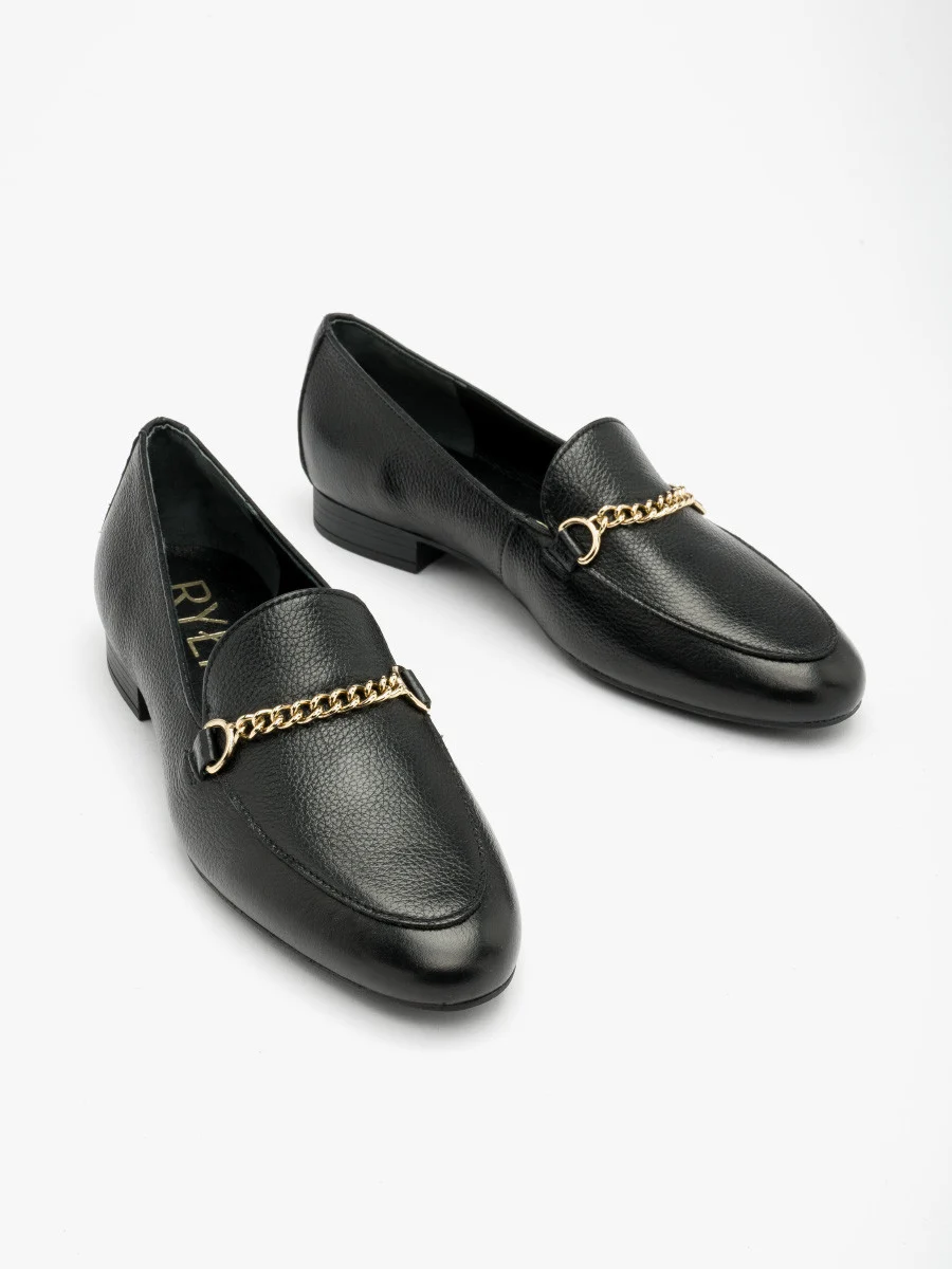 Czarne mokasyny ze złotym łańcuszkiem