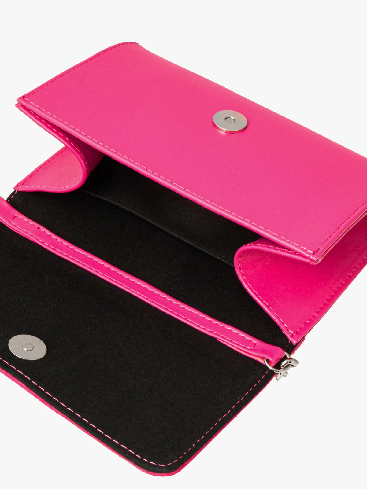 Mała torebka w kolorze fuksji ze srebrnymi detalami