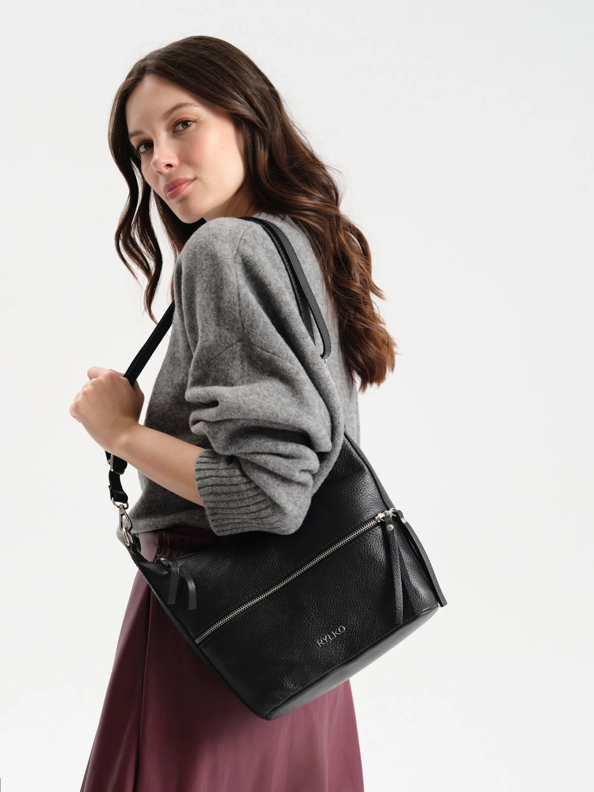 Czarna torebka listonoszka z dekoracyjnym zapięciem