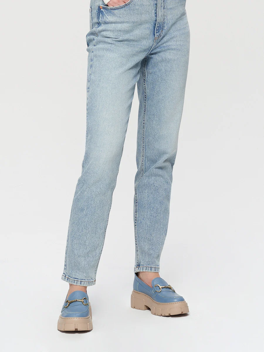 Niebieskie mokasyny ze złotą ozdobą