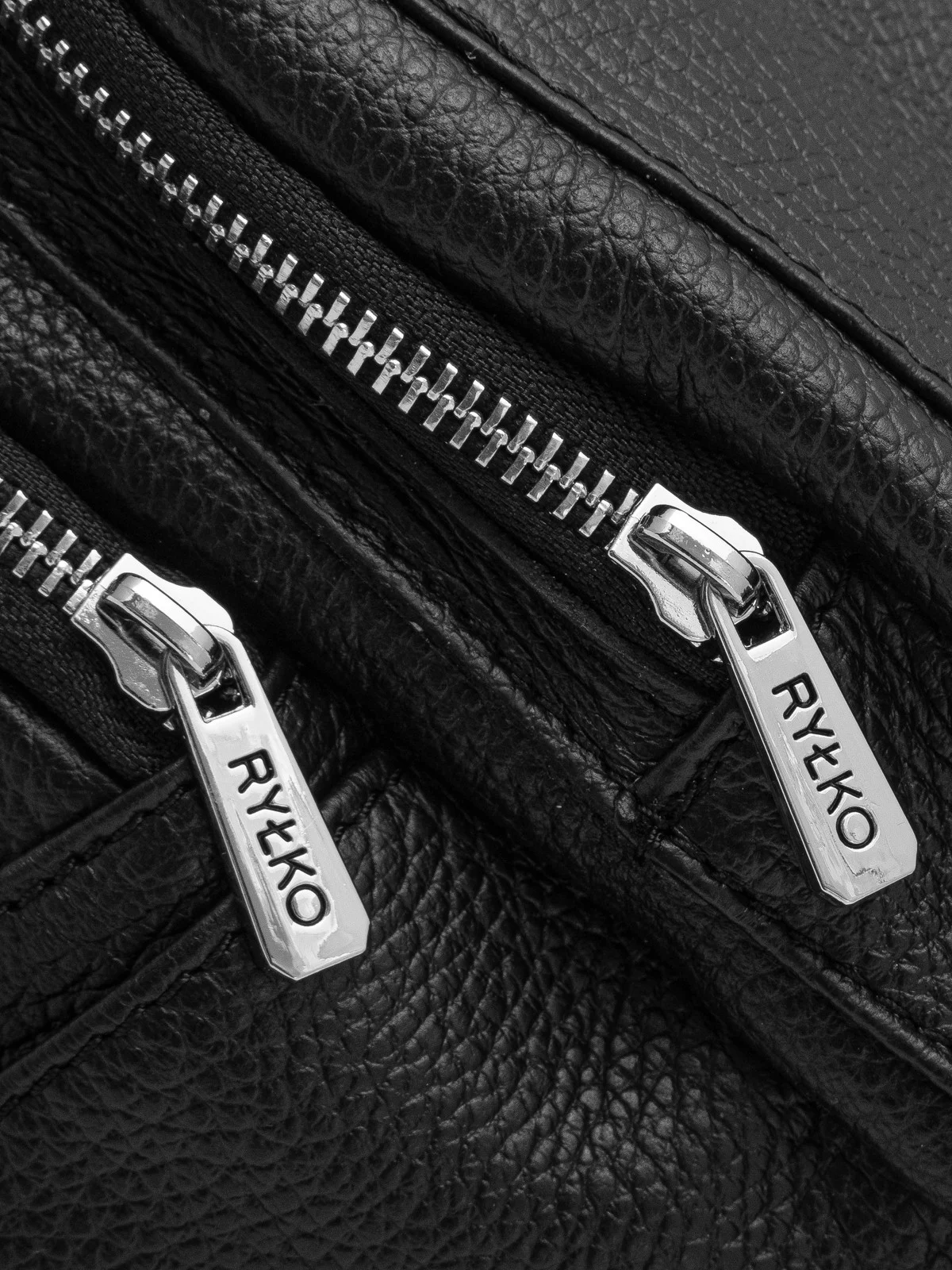 Czarny plecak damski z ozdobnymi taśmami