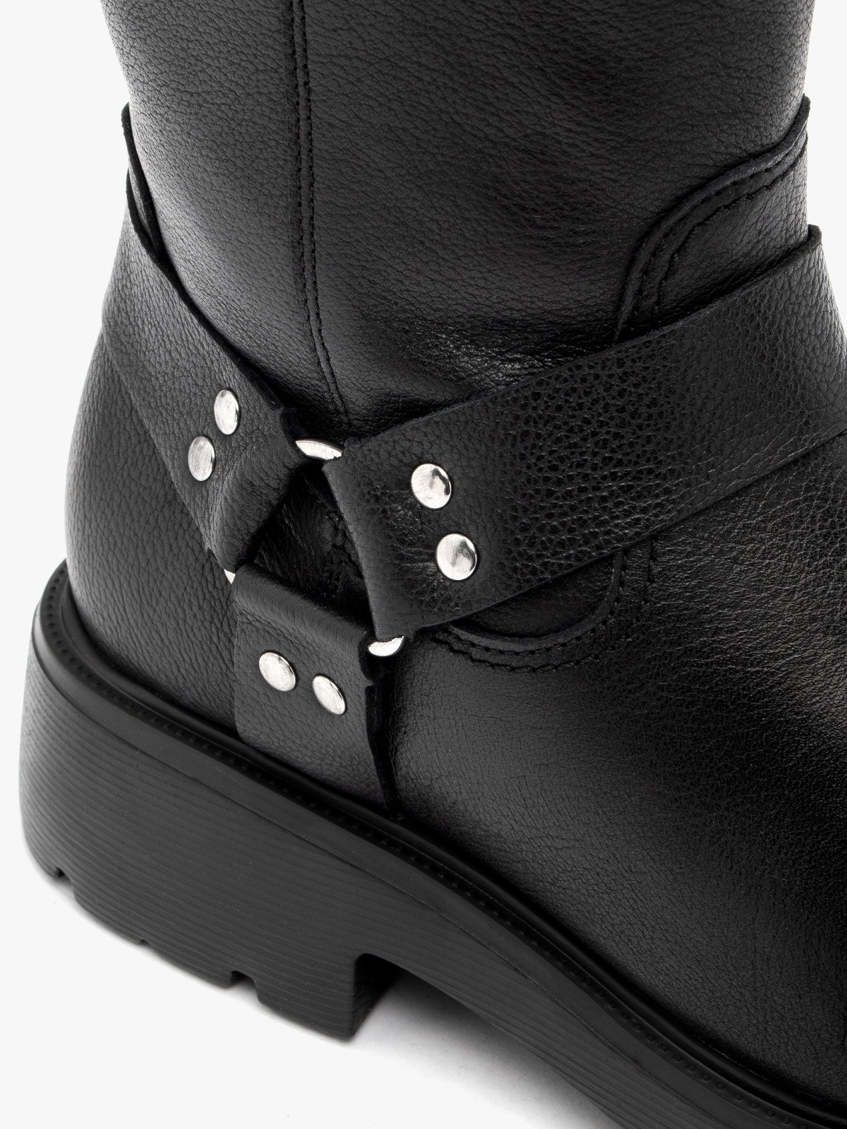 Botki typu biker z metalowymi ozdobami