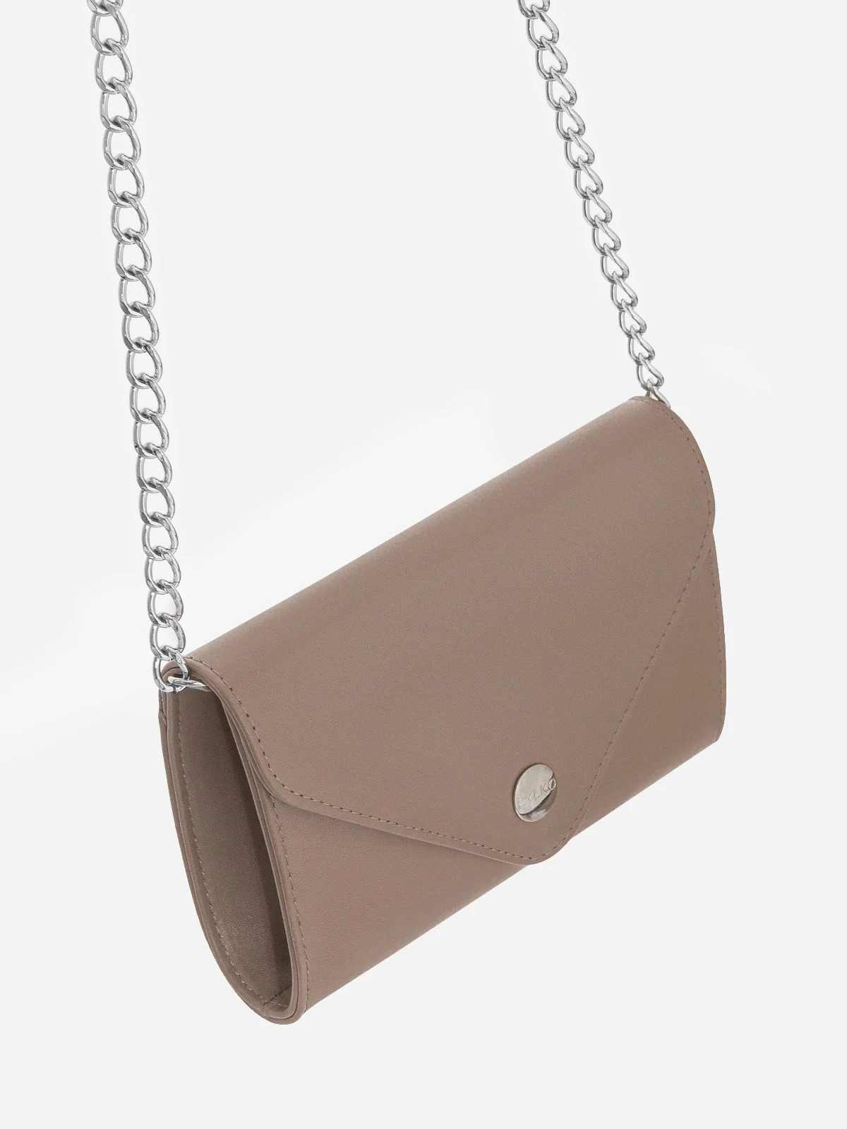 Beżowa torebka kopertówka z łańcuszkowym paskiem