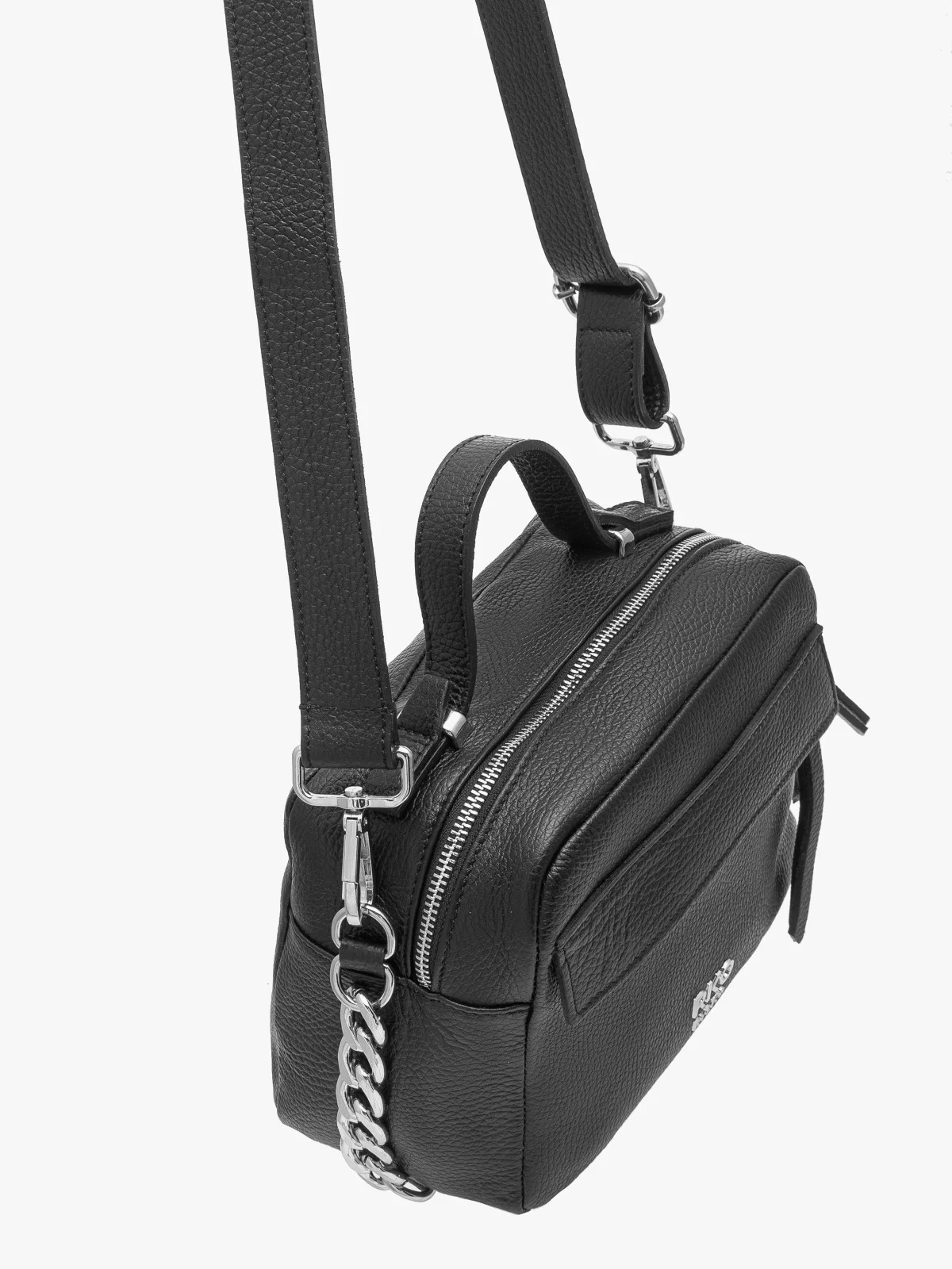 Czarna torebka średniej wielkości ze srebrnymi dodatkami