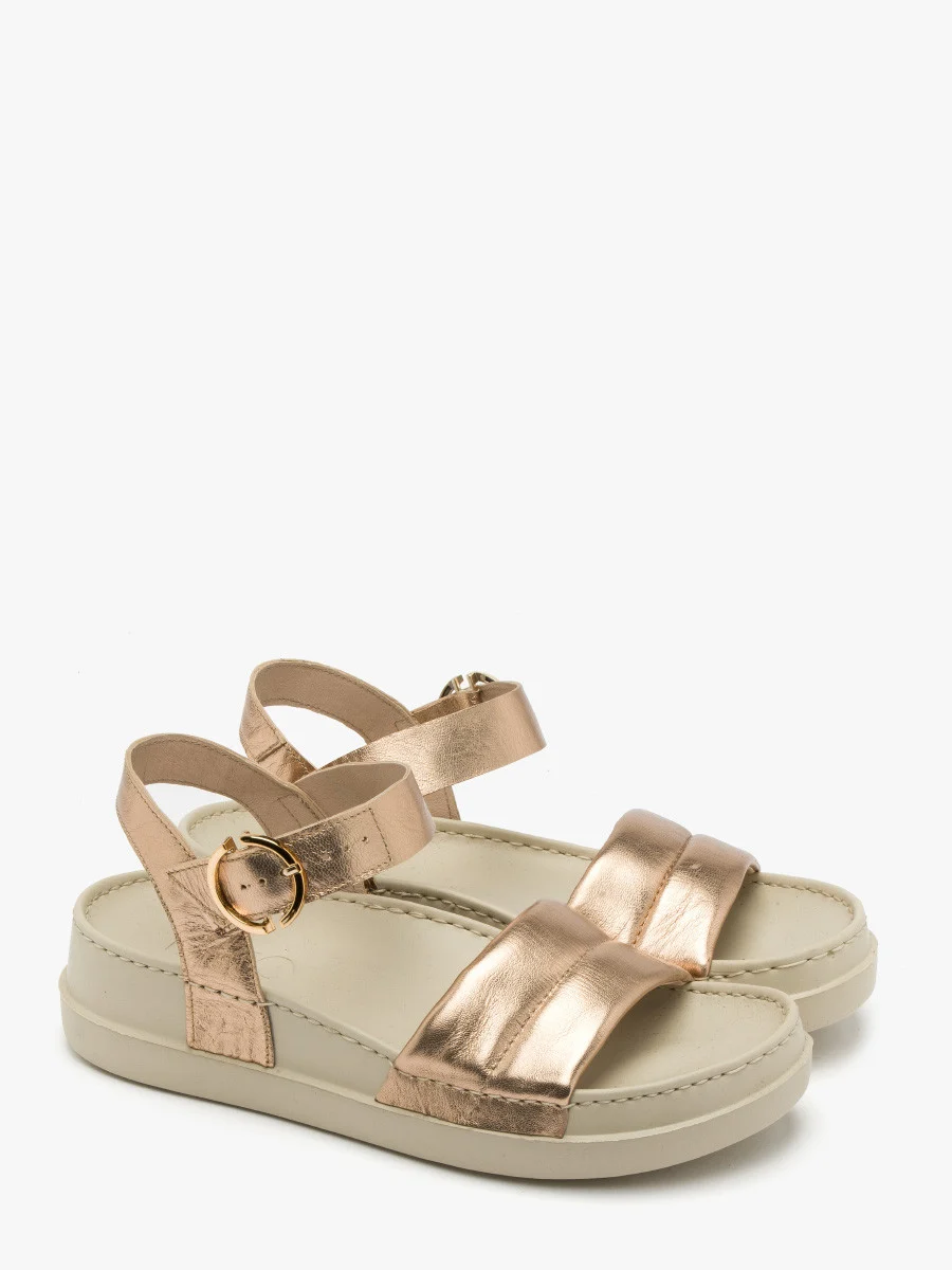 Platynowe sandały ze złotą sprzączką