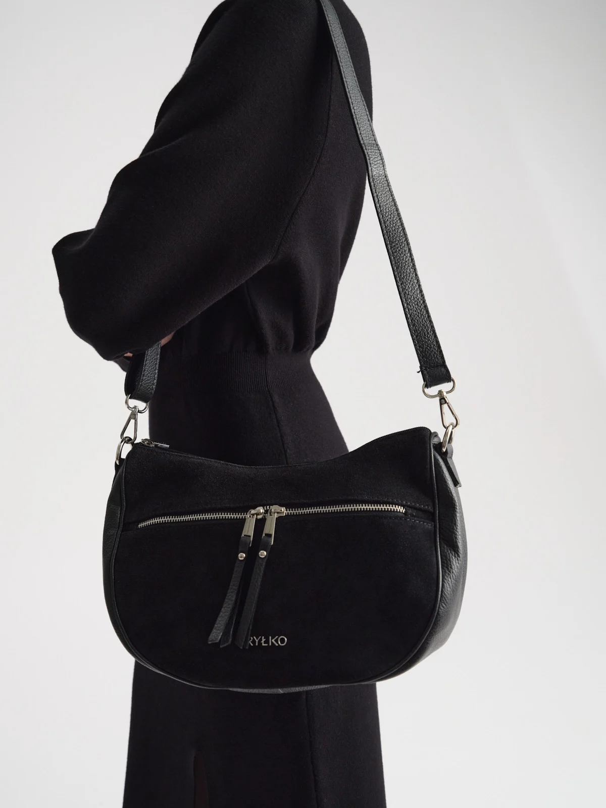 Średniej wielkości torebka listonoszka z łączonych skór