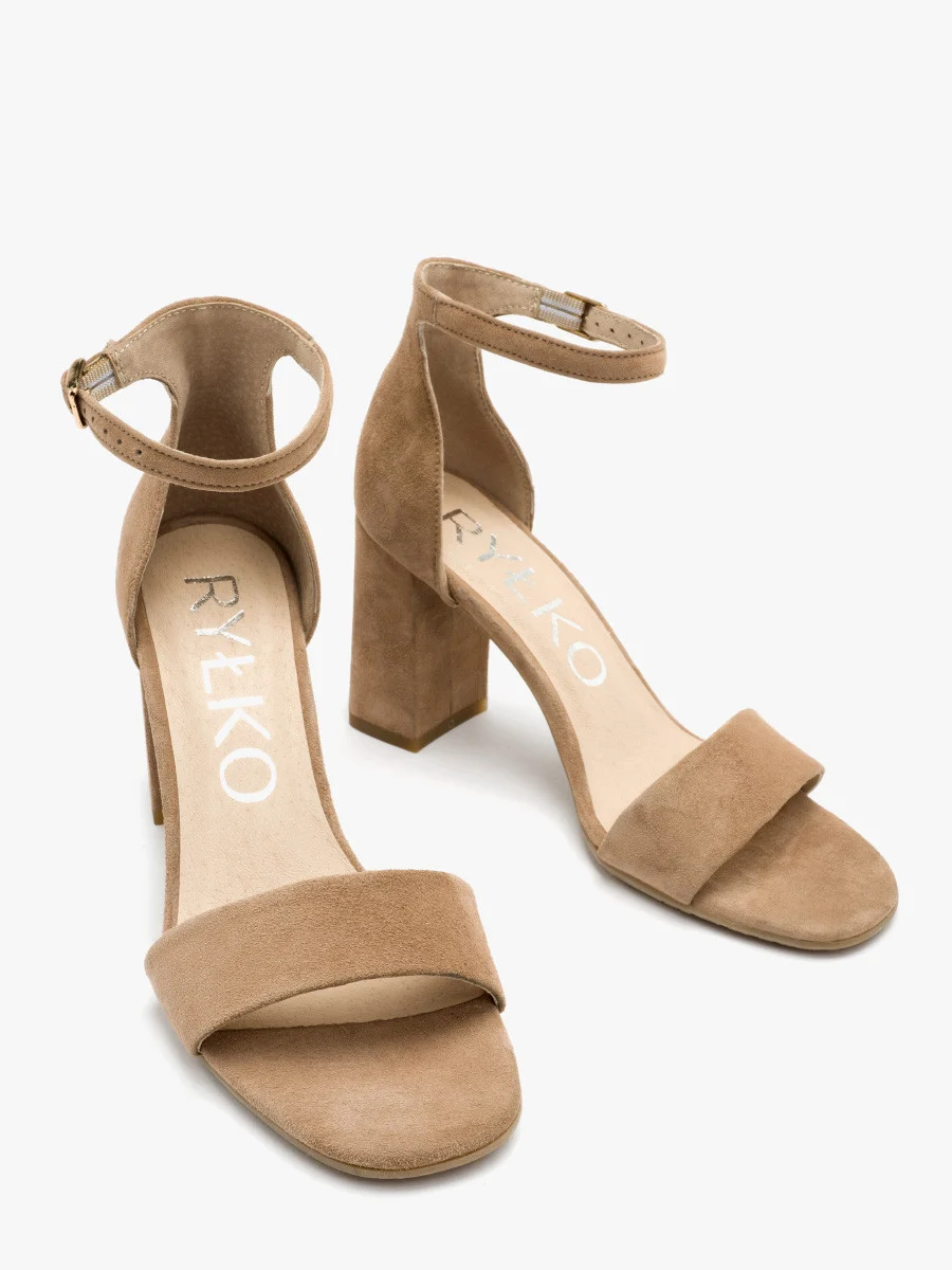 Dwuczęściowe beżowe sandały na słupku