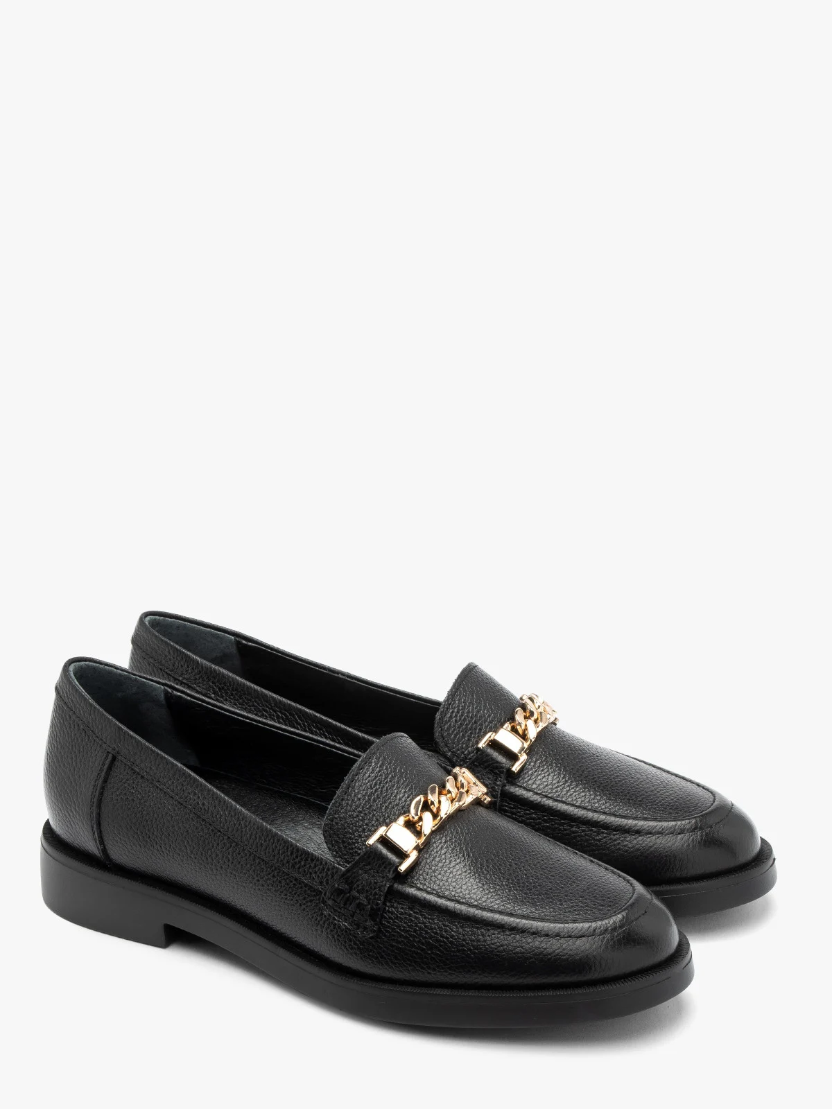 Mokasyny w czarnym kolorze ze złotym łańcuszkiem