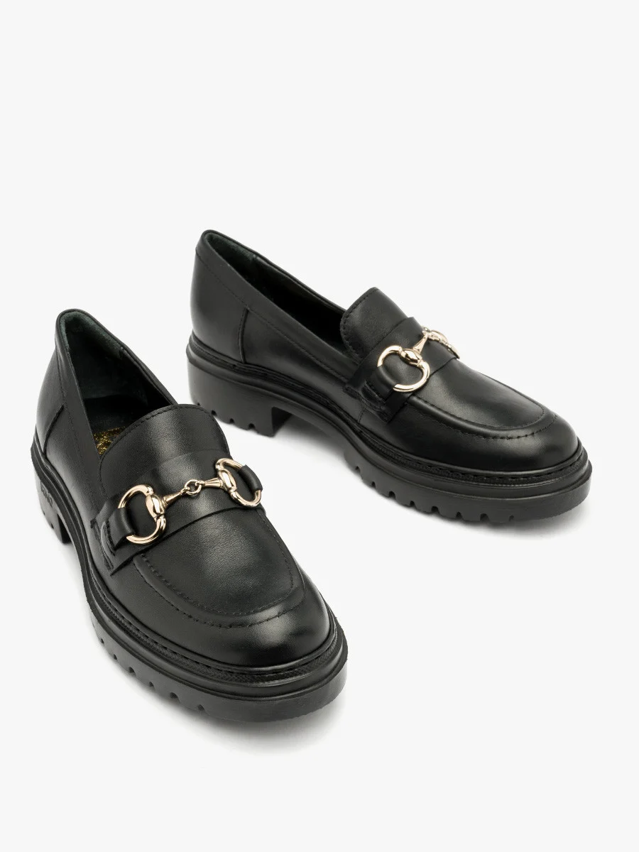 Czarne mokasyny ze złota ozdobą