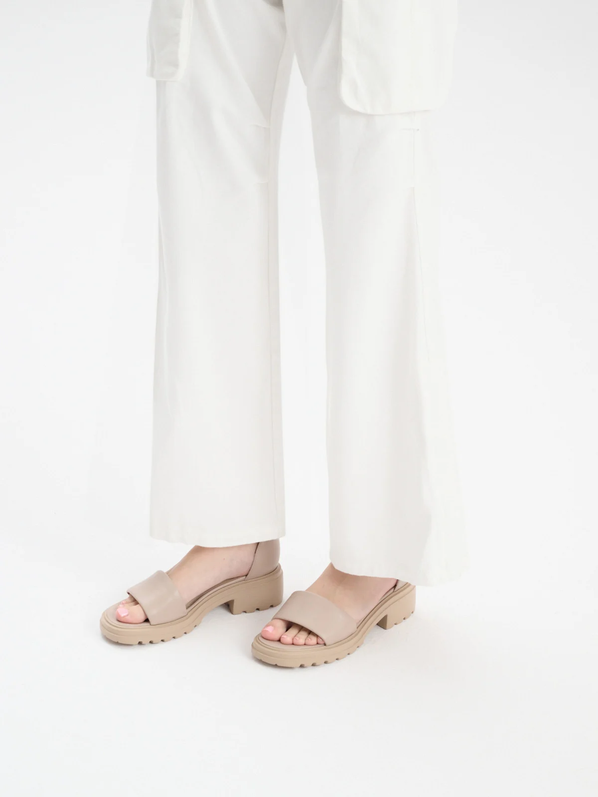 Beżowe sandały na masywnym spodzie