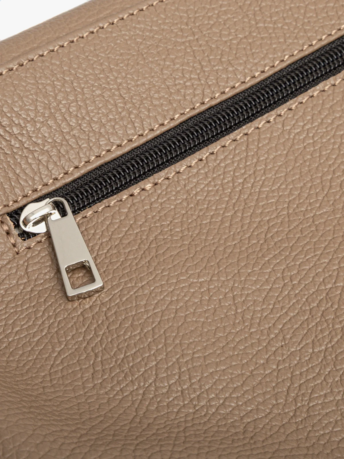 Ciemnobeżowa torebka na pasku z tkaniny