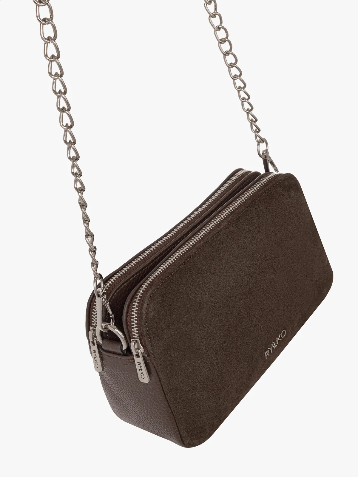 Mała, brązowa torebka z łańcuszkowym paskiem na ramię