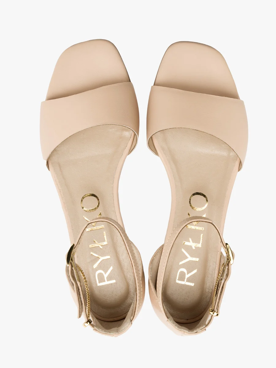 Beżowe sandały ze złotym łańcuszkiem