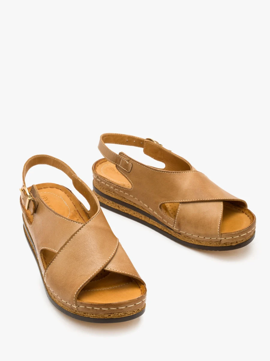 Beżowe sandały na platformie