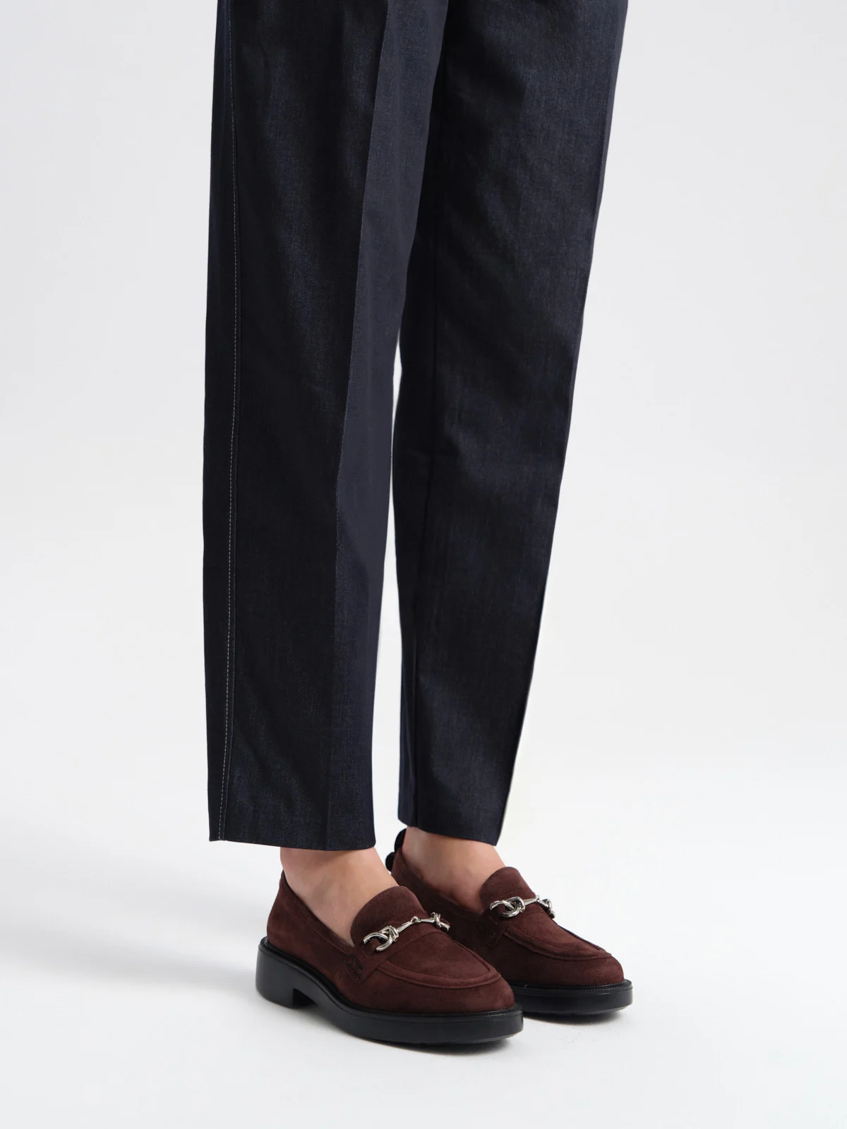 Welurowe mokasyny w bordowym kolorze ze srebrną ozdobą