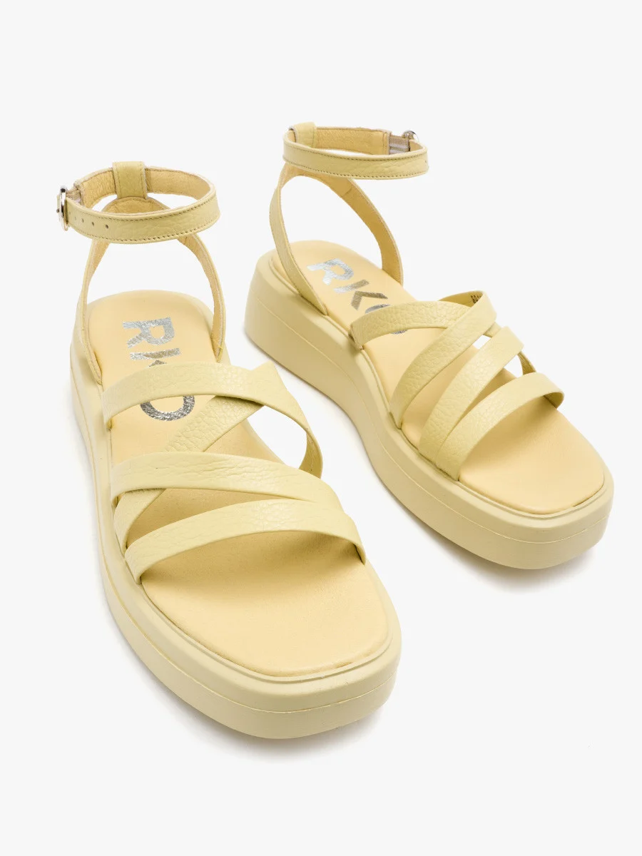 Żółte sandały na platformie