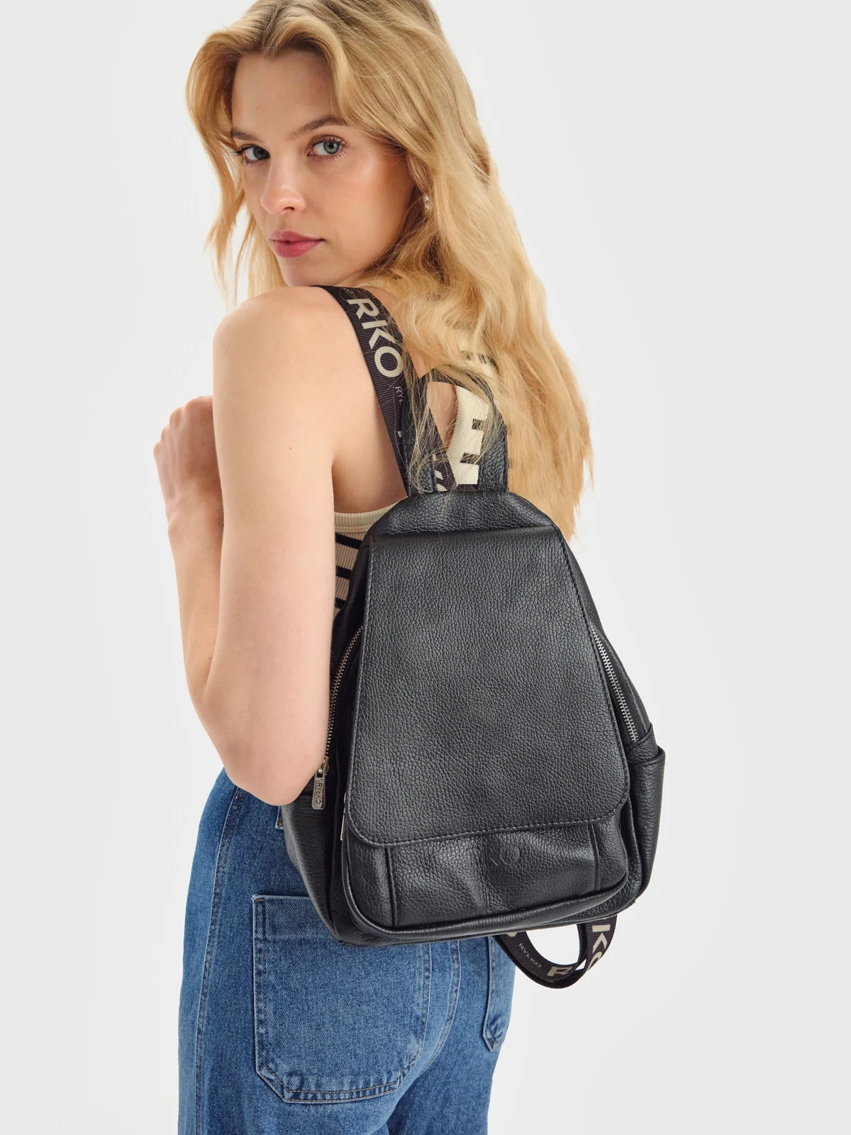 Czarny plecak damski z ozdobnymi taśmami