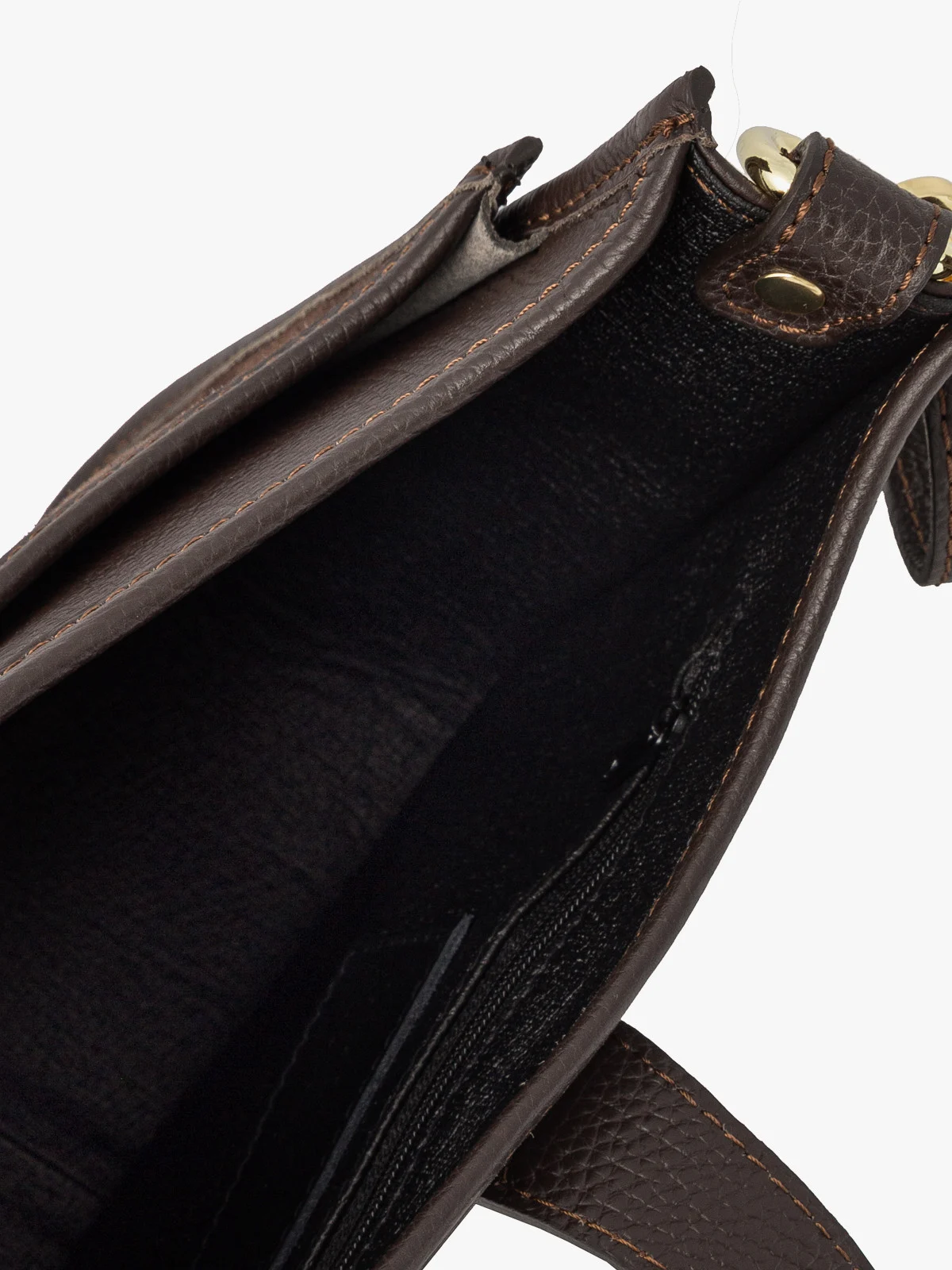 Mała, brązowa torebka na pasku ze złotymi detalami