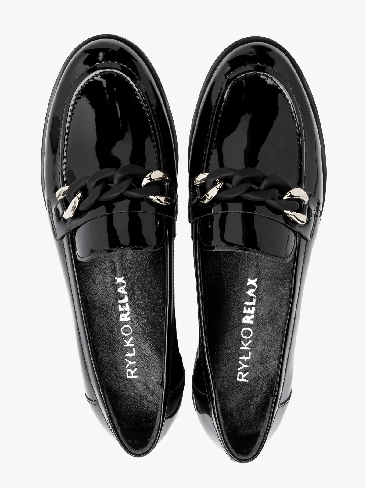 Lakierowane mokasyny z ozdobą na cholewce