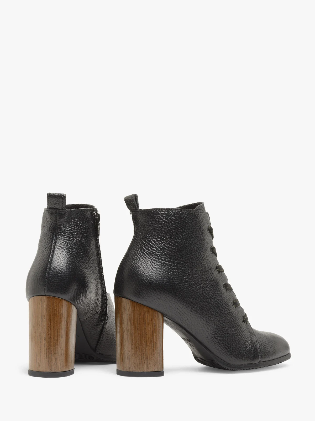 Czarne trzewiki na ozdobnym słupku