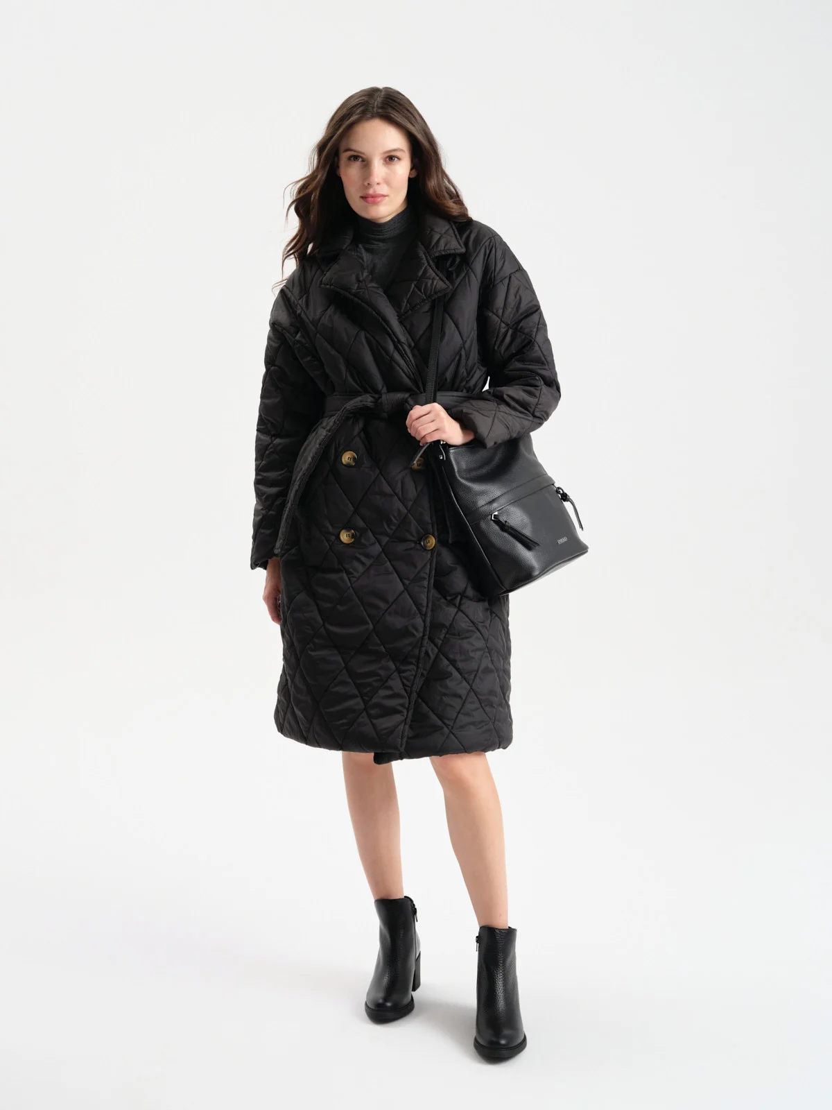 Czarna torebka średniej wielkości z dwoma paskami