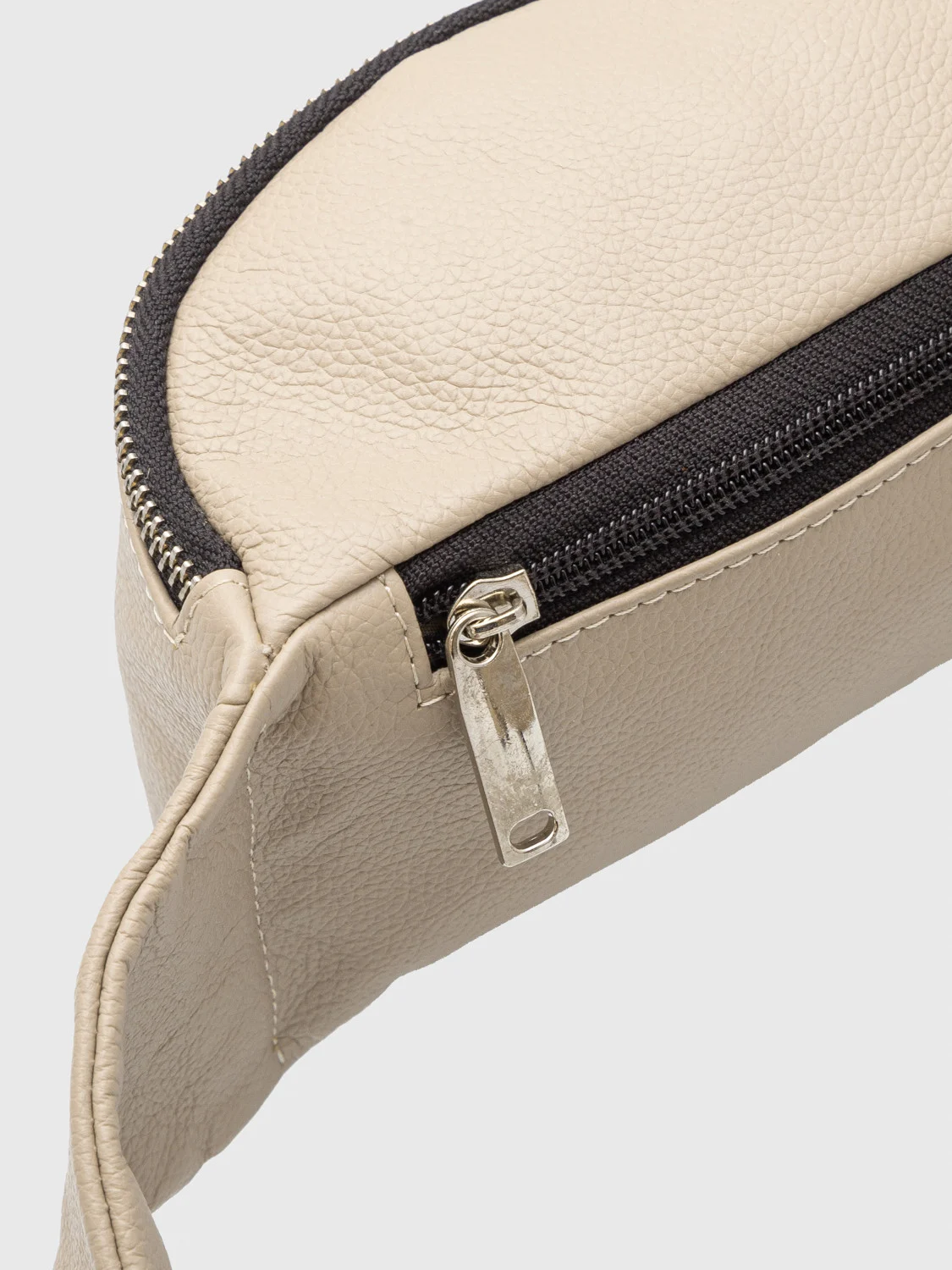 Mała beżowa torebka typu nerka