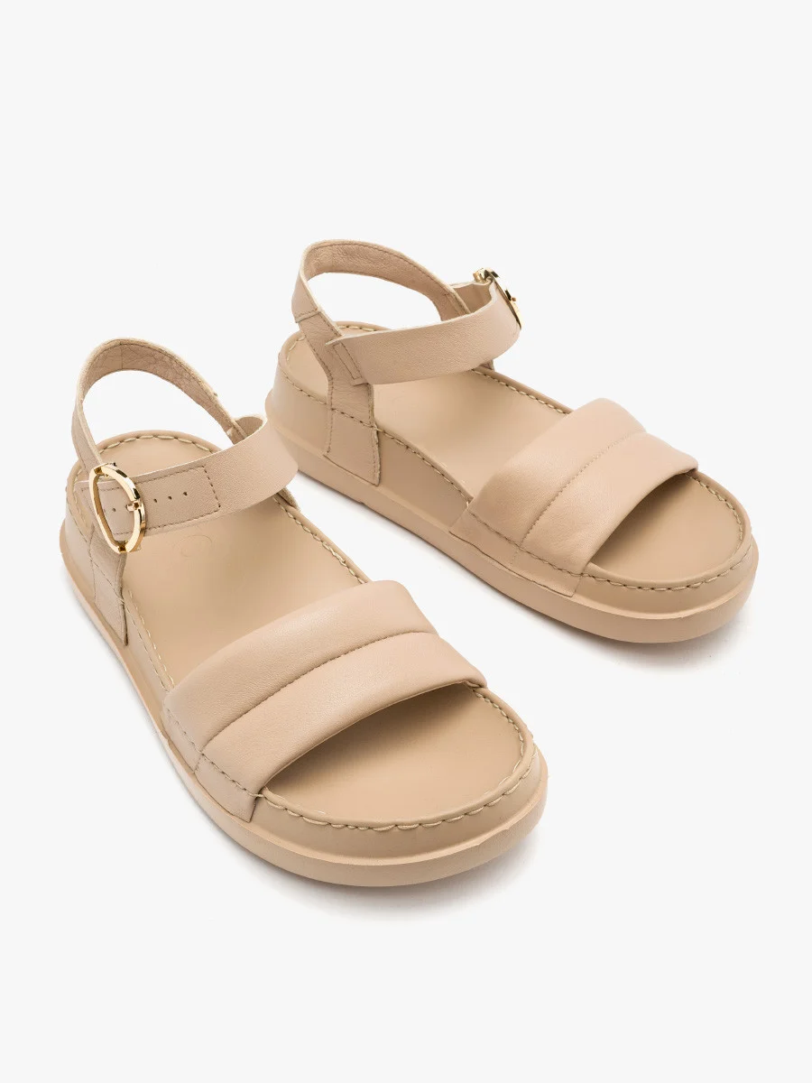 Kremowe sandały ze złotą sprzączką