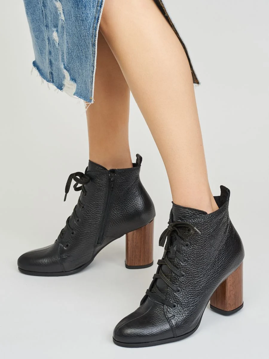 Czarne trzewiki na ozdobnym słupku