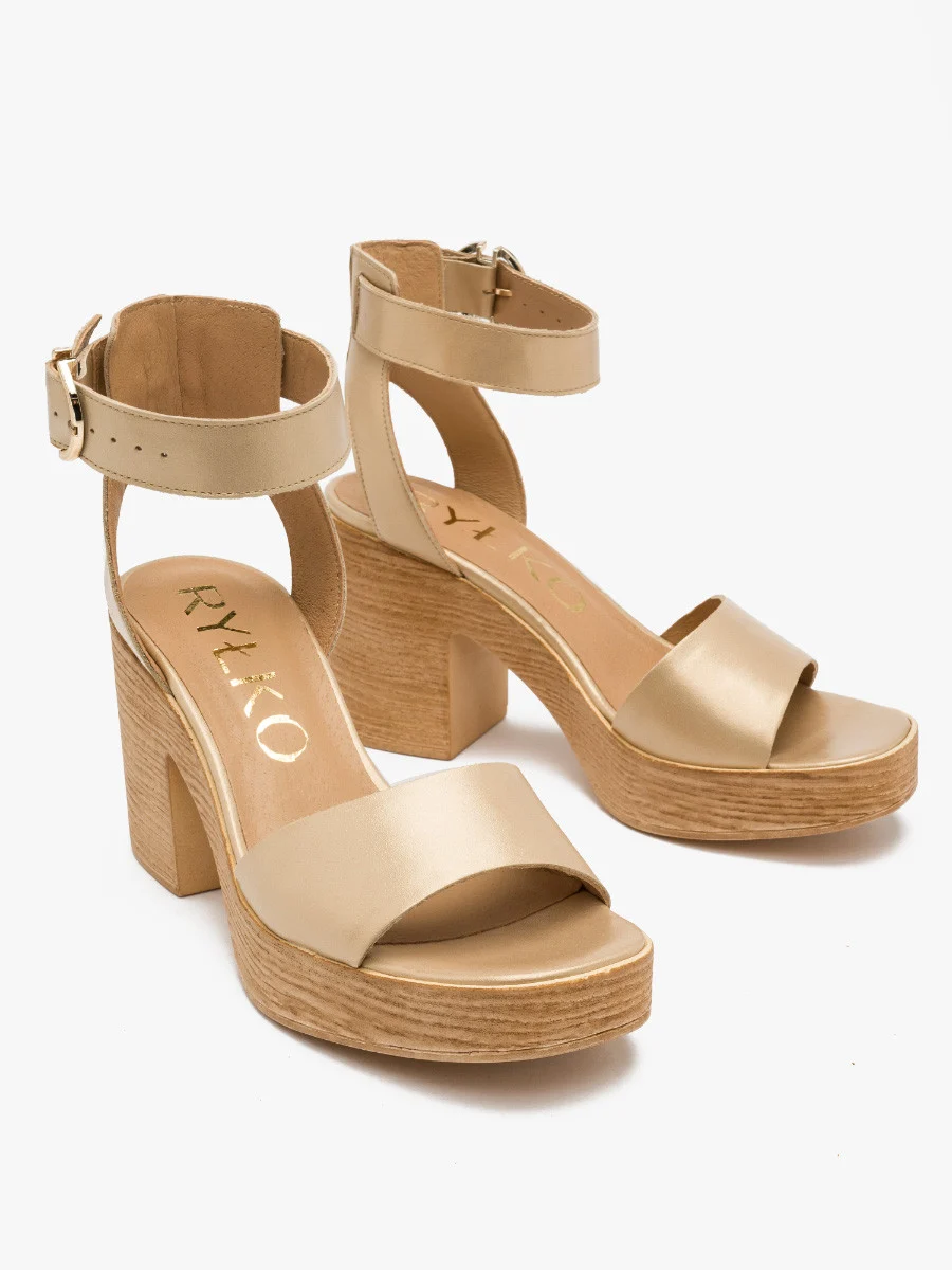 Złote sandały na balu