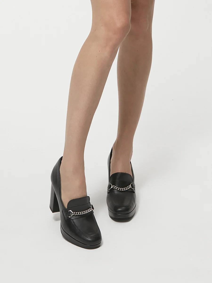 Czarne mokasyny na słupku