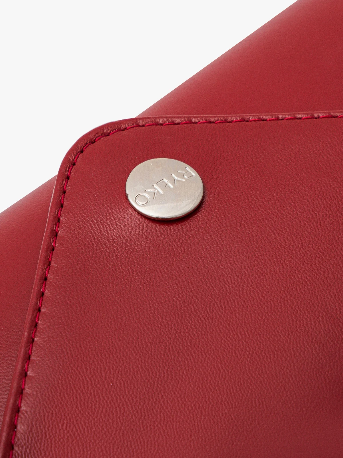 Czerwona torebka kopertówka z łańcuszkowym paskiem