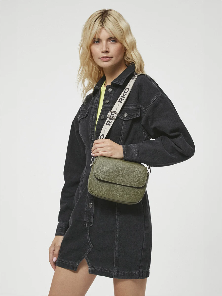 Zielona torebka z logotypem na pasku