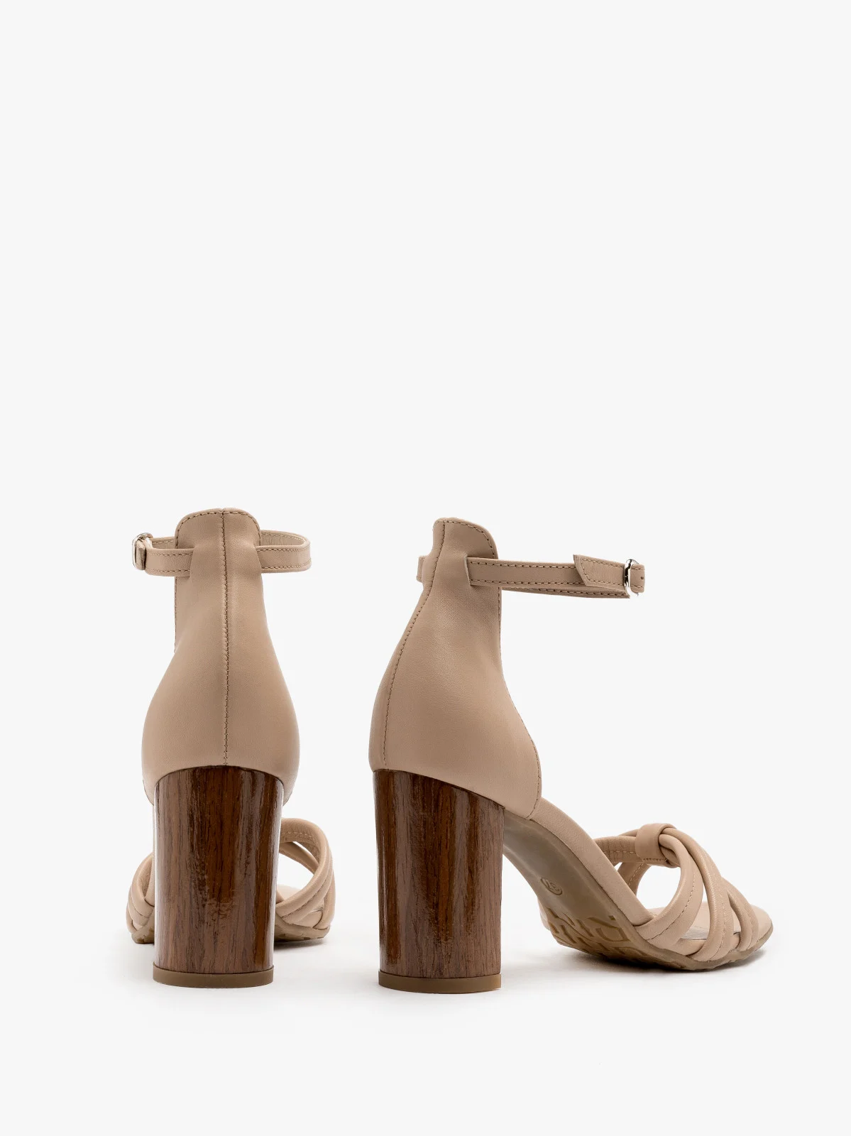 Jasnobeżowe sandały na drewnianym obcasie