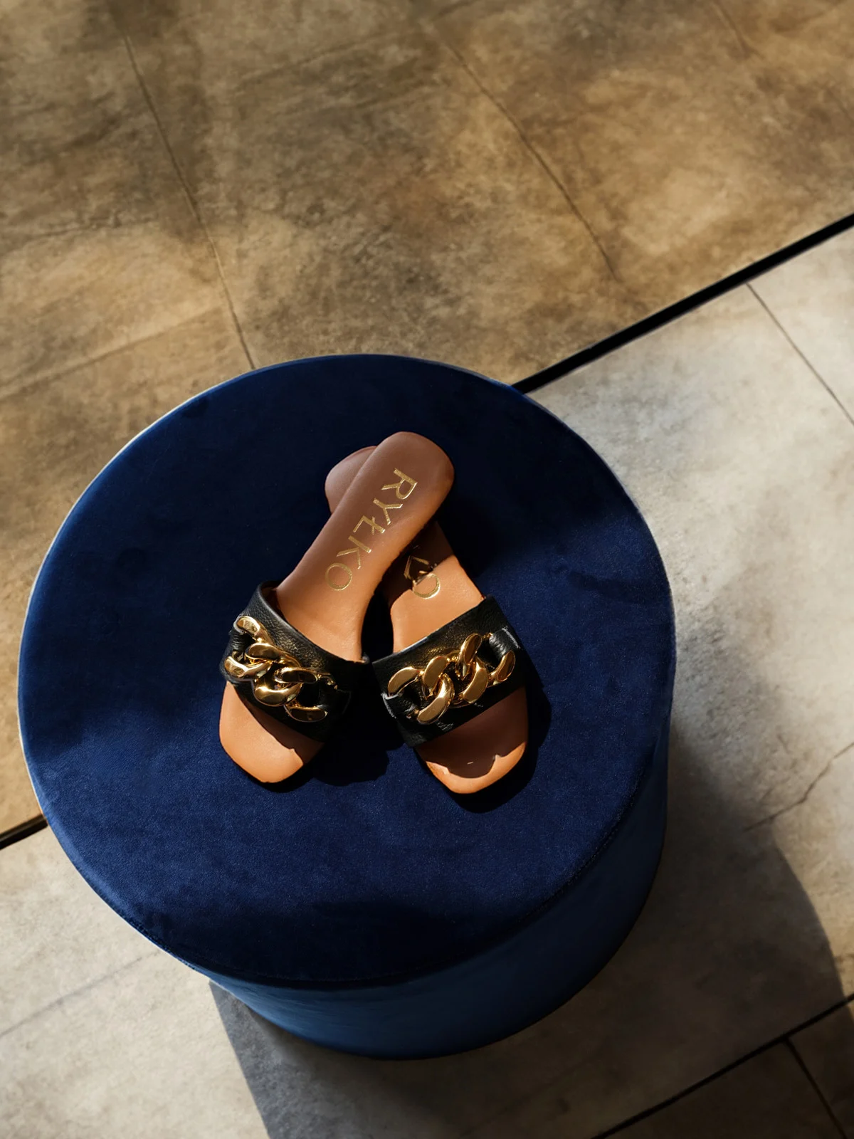 Czarne klapki ze złotym łańcuchem