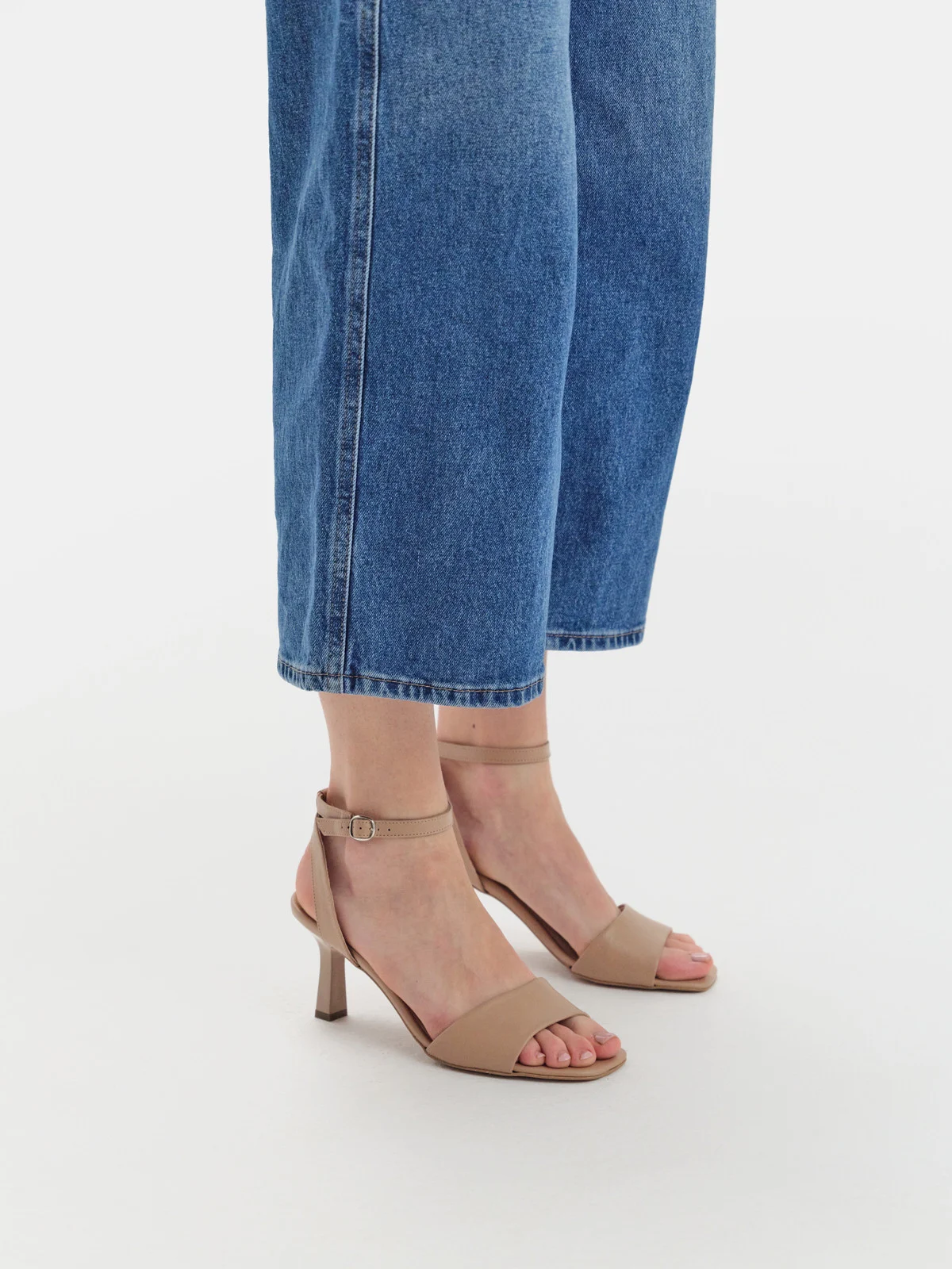 Beżowe sandały na lakierowanej szpilce