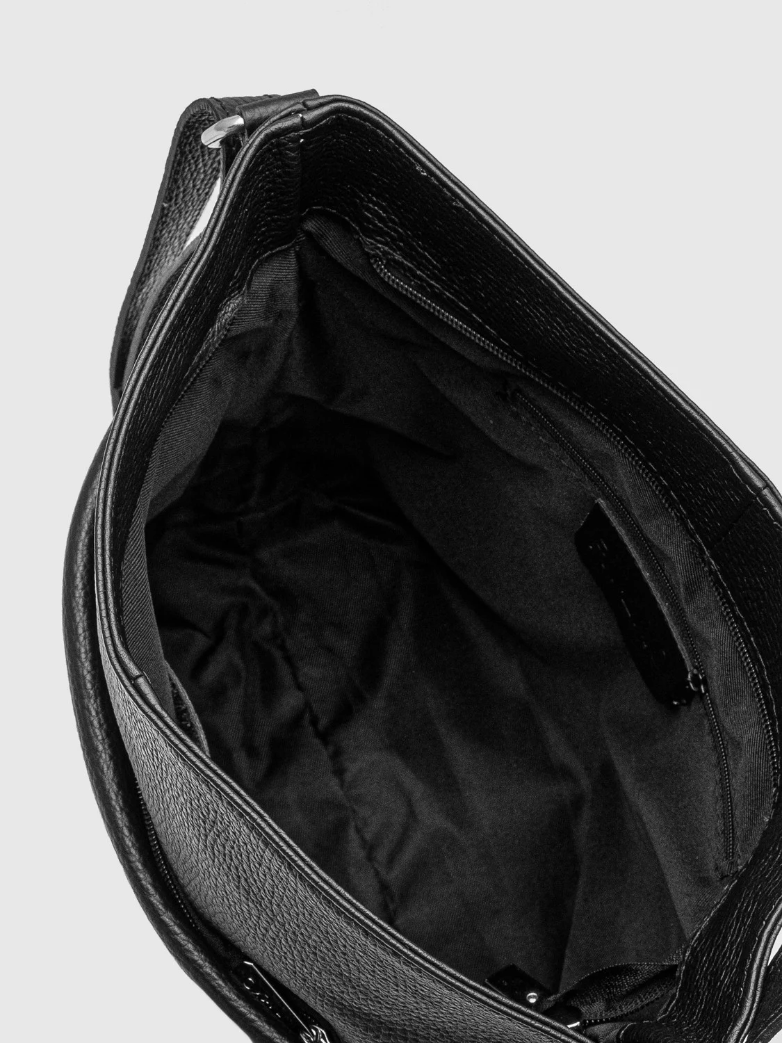 Czarna torebka średniej wielkości